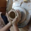 Детские занятие по лепке из глины и работе на гончарном круге