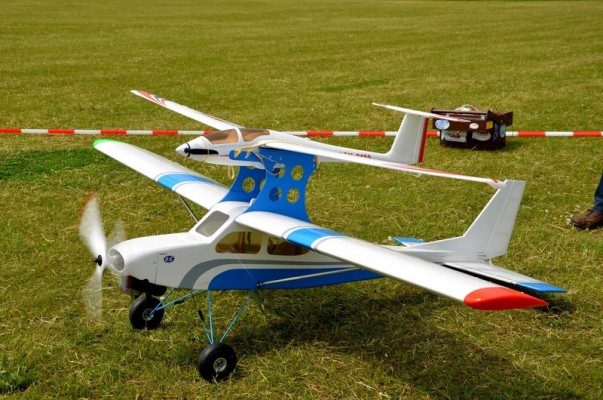 Кордовая модель самолета с двигателем внутреннего сгорания