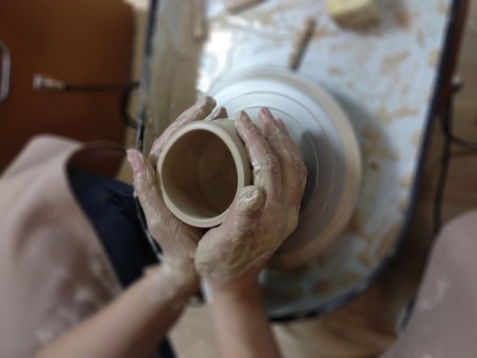 Детские занятие по лепке из глины и работе на гончарном круге