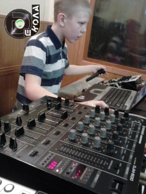 Диджей (DJ), эмси (МС), звукооператор, радиоведущий, вокалист