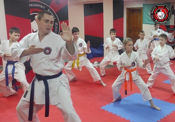 Тренировки по боевому каратэ и рукопашному бою
