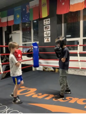 Групповая детская тренировка по боксу