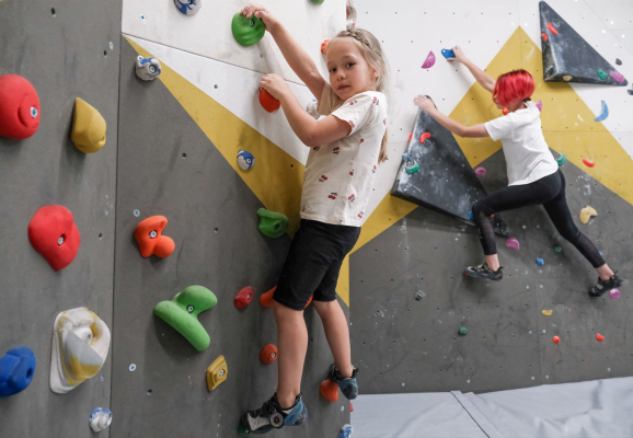 Занятия на скалодроме для детей