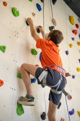 Занятия на скалодроме для детей