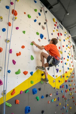 Занятия на скалодроме для детей