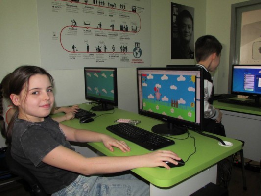 Котик в наушниках в автобусе